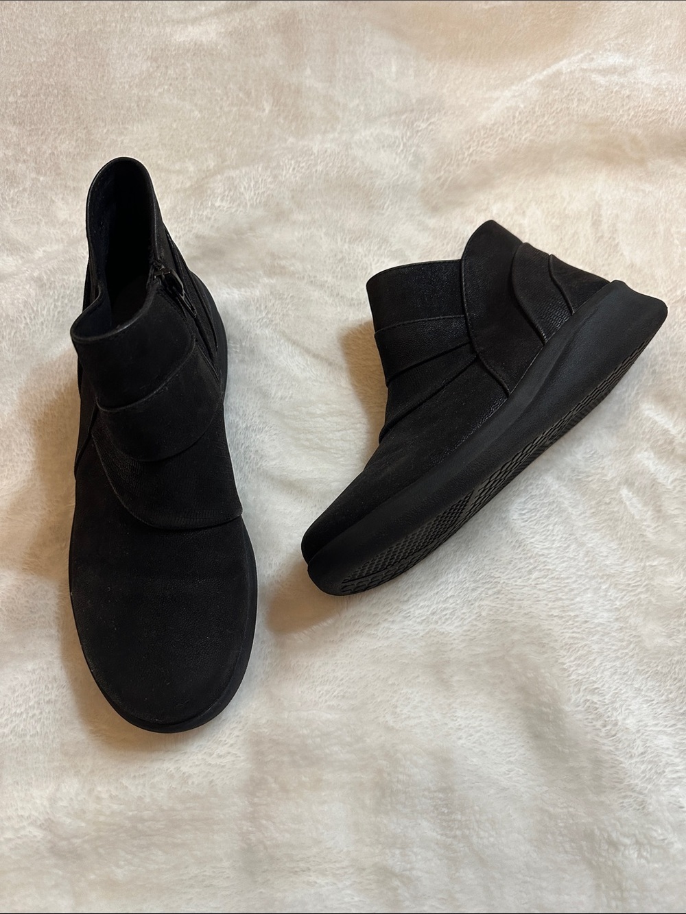 CLARKS CLOUD STEPPERS Women’s Black Vegan Ankle Boots Sz6 Casual Cushion Comfort